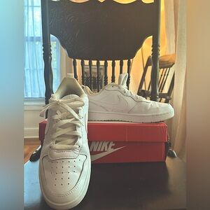 Used size 7 youth white Nike trainers.